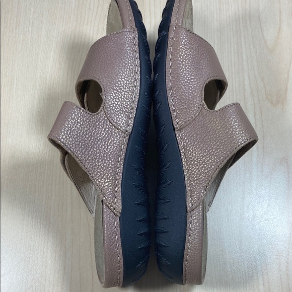 Barefoot Freedom Pink and Gold Sandals with Adjustable Straps - Picture 7 of 11